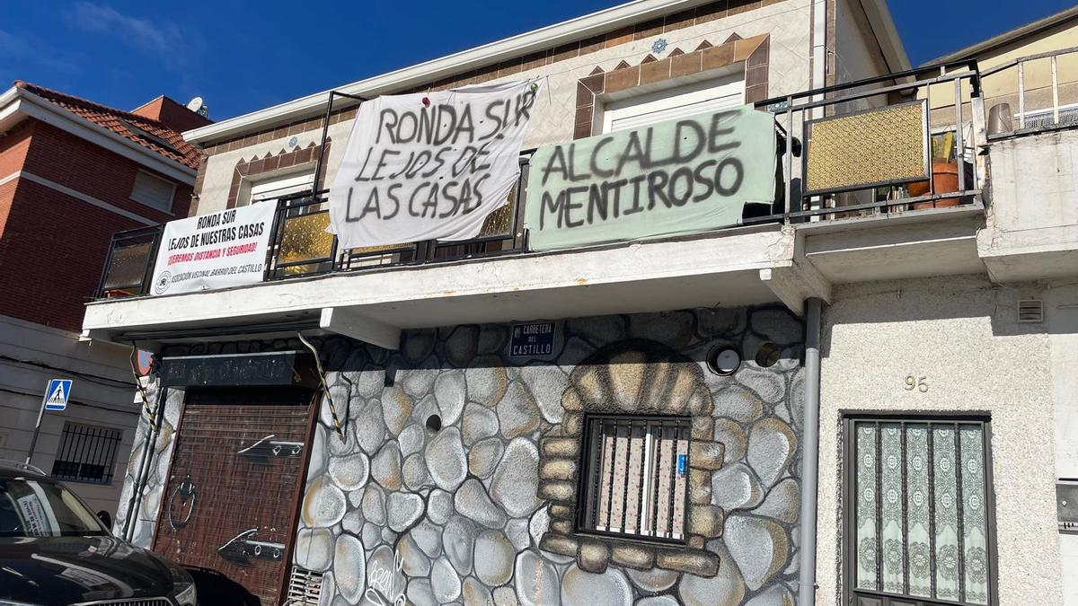 Fachada de una de las casas junto a la futura Ronda Sur de Torrejón de Ardoz.