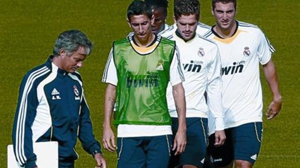 Mourinho, en el entrenamiento de ayer del Madrid en la ciudad deportiva de Valdebebas, junto a Di María, Drenthe, Gago e Higuaín.