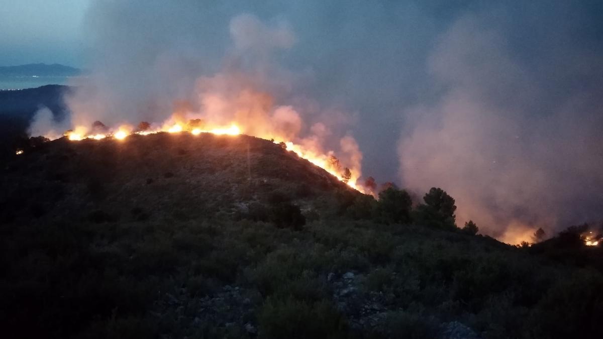 Imatge nocturna d&#039;un incendi al massís de Montgrí.