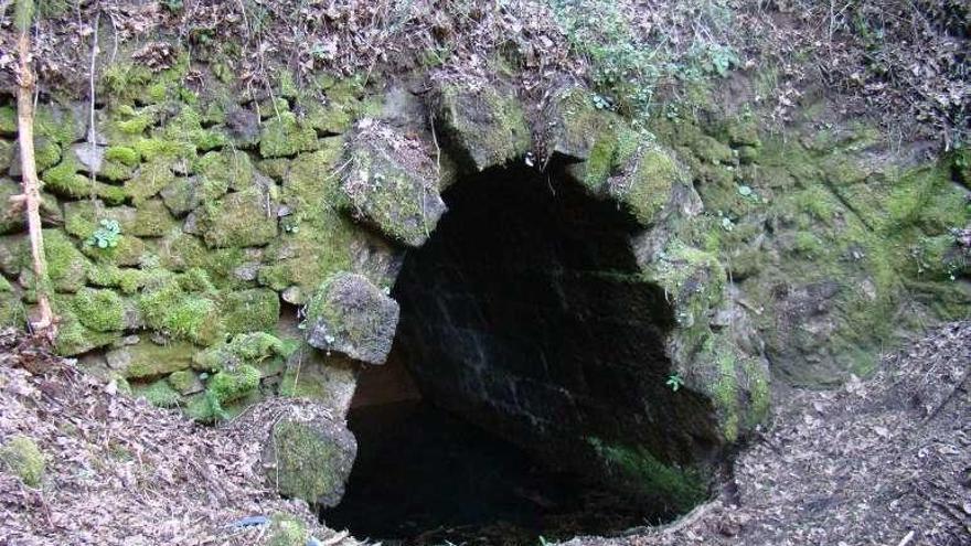 Boca del tunel del tranvia Vigo-Mondariz, que nunca se usó.  // FdV