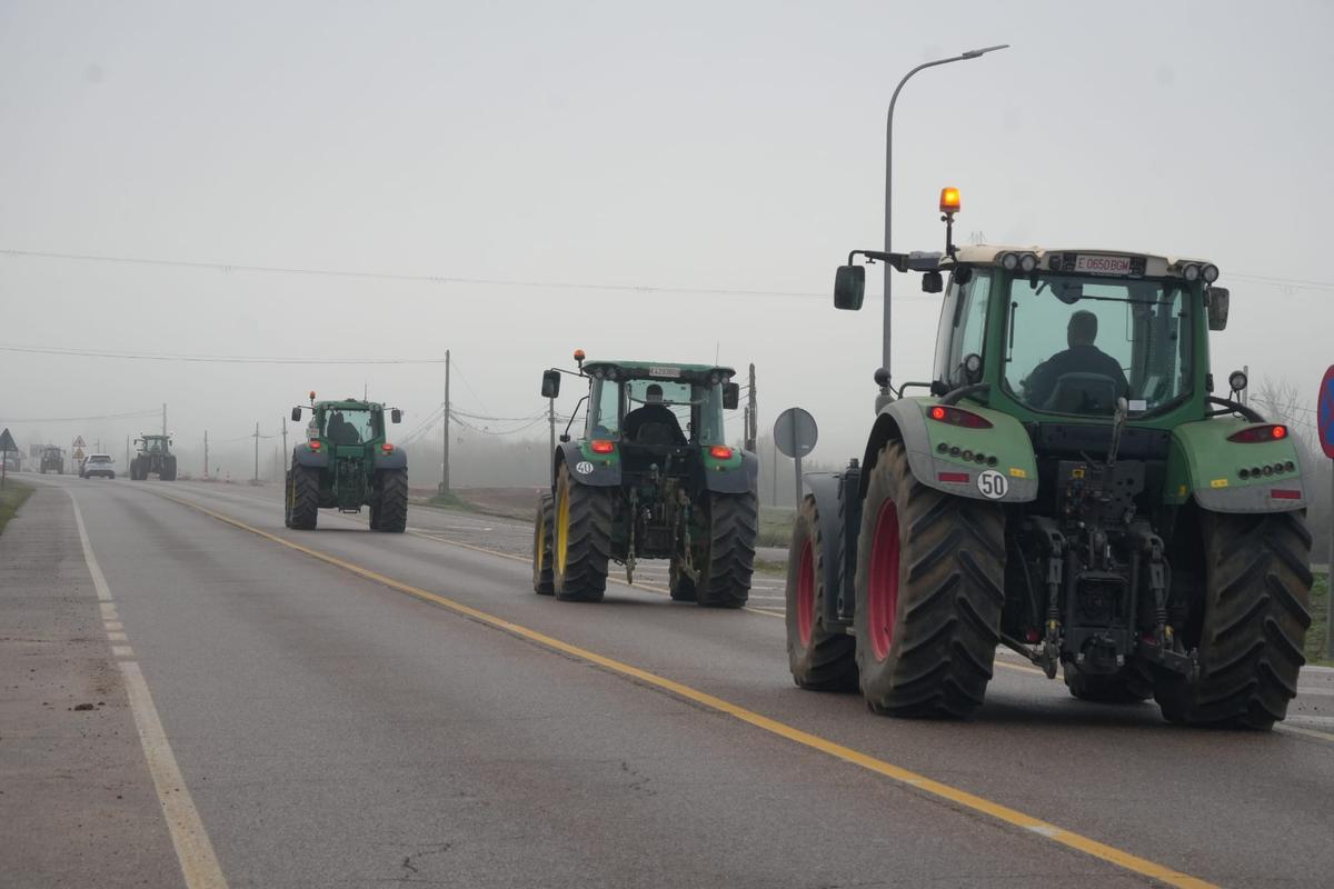 Los tractores salen de Badajoz en dirección a Santa Marta.