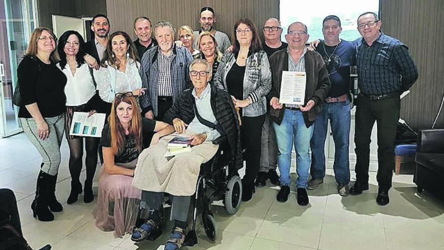 Miguel Lezcano, en el centro, durante un homenaje que recibió de sus familiares y amigos.