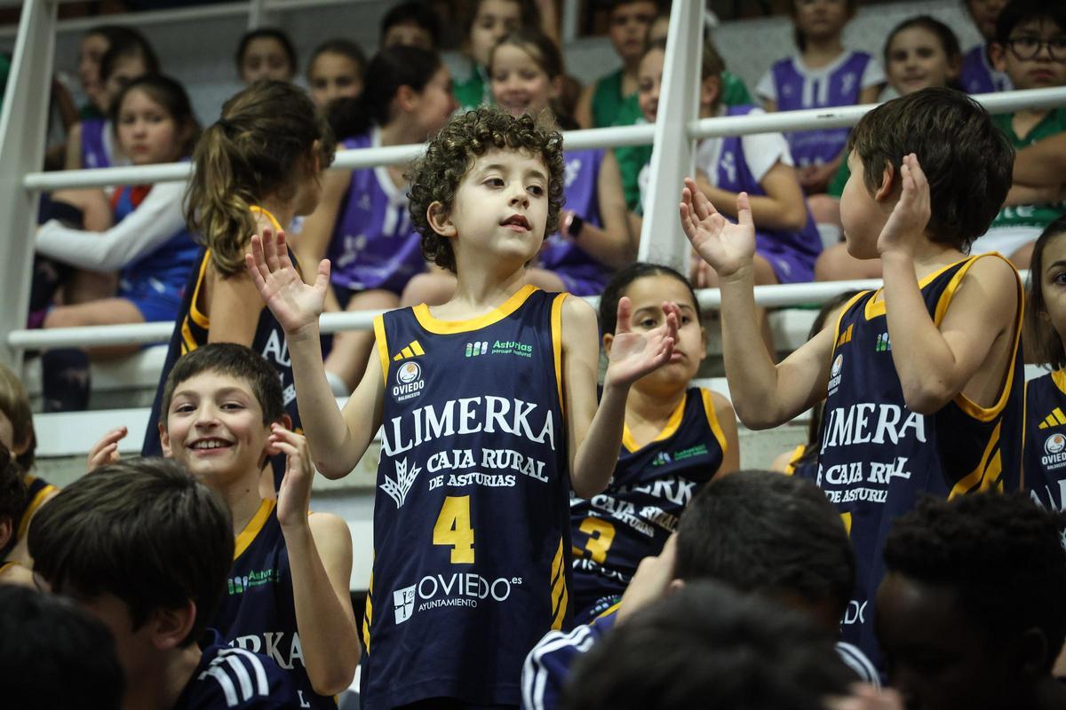 Un canterano del Alimerka Oviedo Baloncesto aplaude en la grada de Pumarín