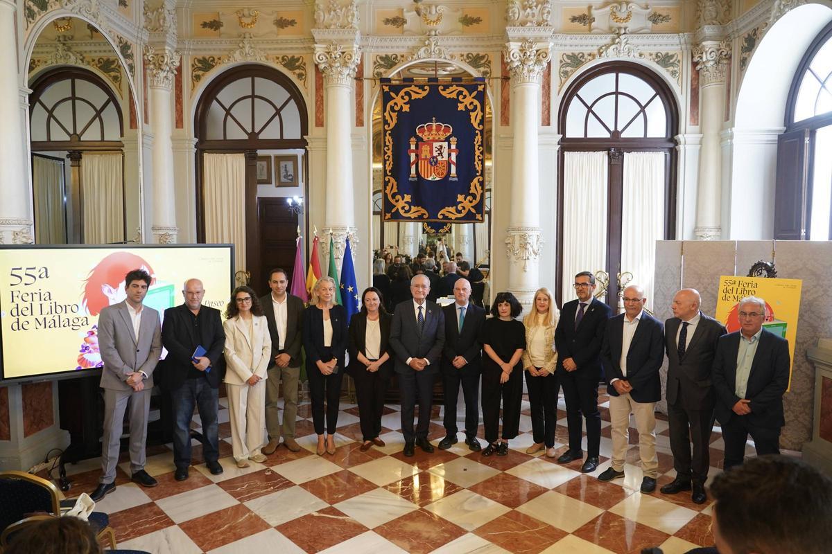 Foto de familia de organizadores y patrocinadores de la Feria del Libro de Málaga