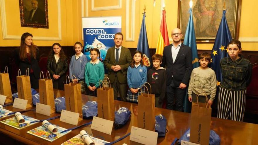 Los niños premiados y con ellos, por la izquierda, Marina Suárez, Nacho Cuesta y Daniel Mesa, durante la entrega de los galardones. | LNE