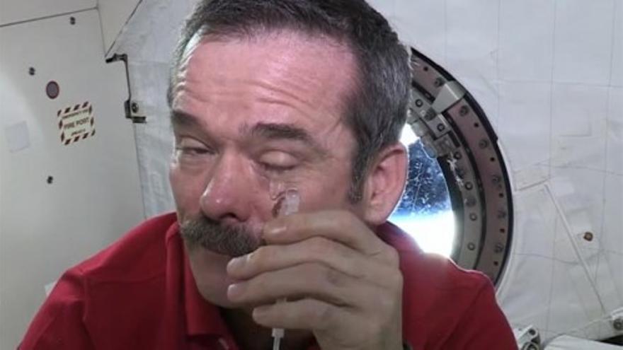Chris Hadfield muestra cómo se llora en el espacio