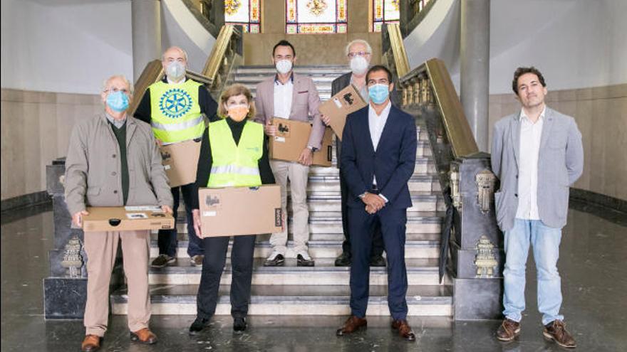 Instante de la donación que los clubes de rotarios de Tenerife hicieron a la Universidad de La Laguna.