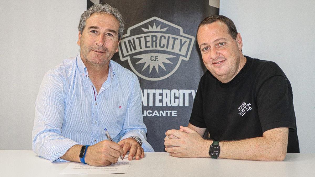 Fernando Ovidio (i) y Salvador Martí (d) posan en las oficinas tras hacerse oficial el nombramiento del nuevo CEO del Intercity.