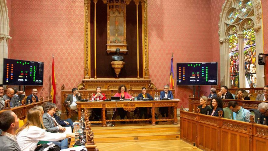 Plenum des Inselrats mit Präsidentin Catalina Cladera (Mi.): Hier wird über Regeln für Tourismus, Bebauung oder neue Straßen entschieden.  | FOTO: DM