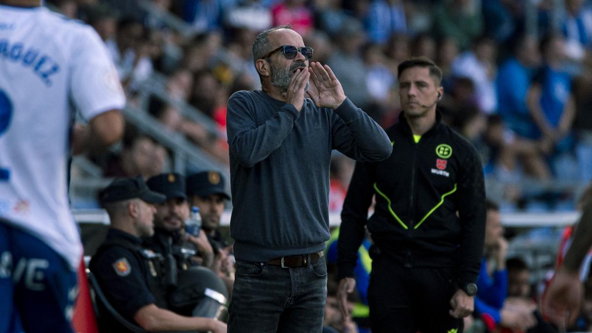 Álvaro Cervera da instrucciones a sus futbolistas.