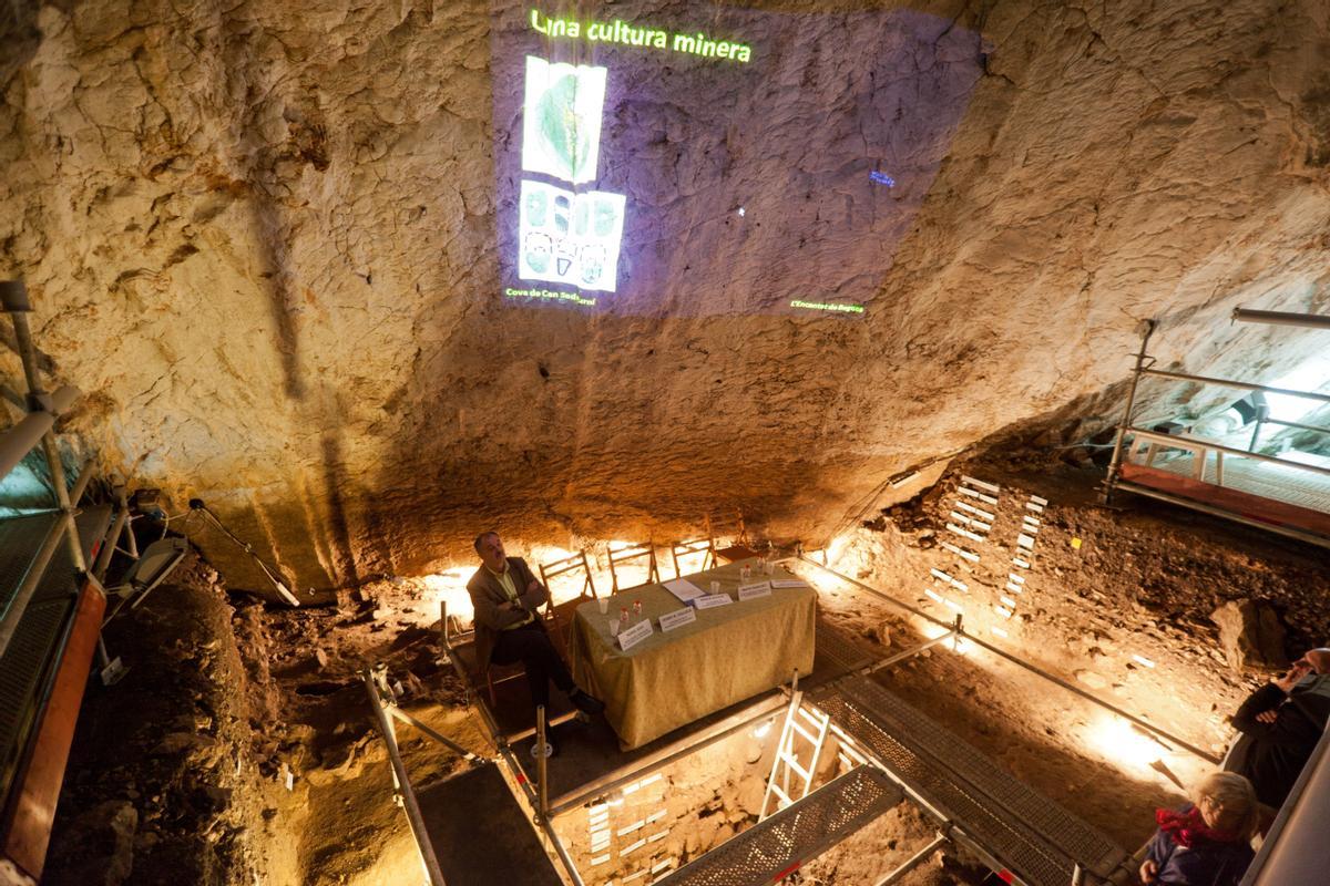 La cueva de Can Sadurní, durante el acto de presentación del 'Encantat de Begues', un talla atropomorfa de 6.500 años de antigüedad.