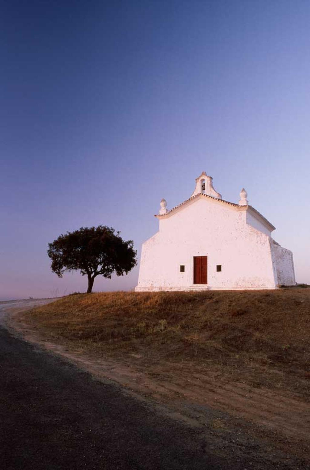 Iglesia en medio del campo en el pueblo de Pedro das Cabecas