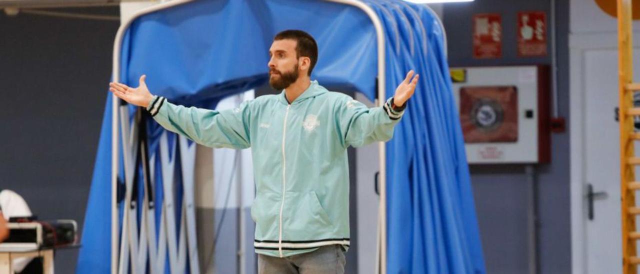Carlos Flores seguirá como técnico del CB Sant Antoni otra temporada