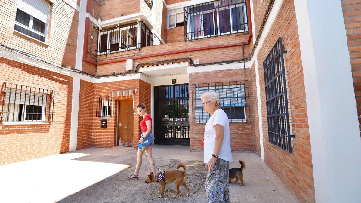 Entrada al bloque en el que ocurrieron los hechos en el barrio de Levante. / MANUEL MURILLO