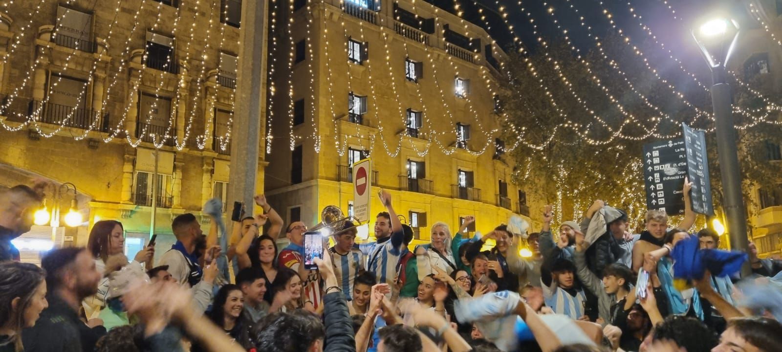 Argentinier feiern in Palma den WM-Sieg ihrer Mannschaft.