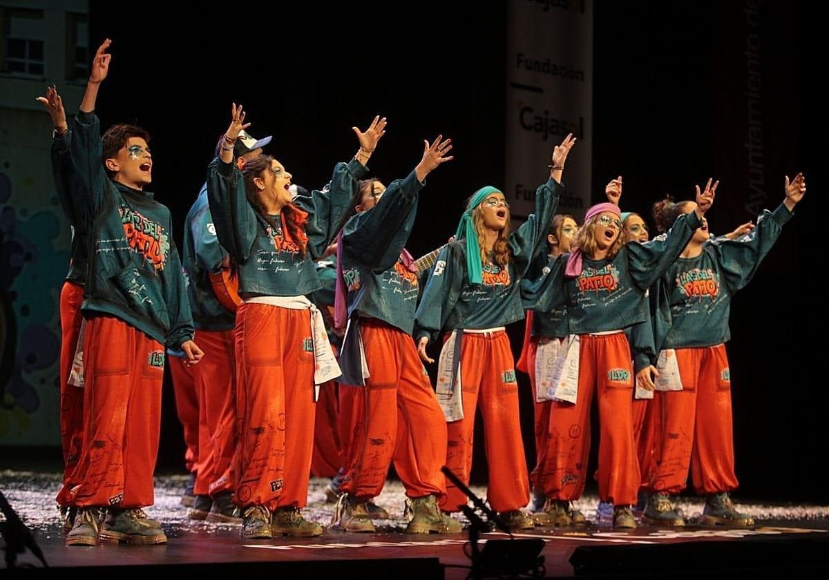 Integrantes de la comparsa juvenil Las del Patio.