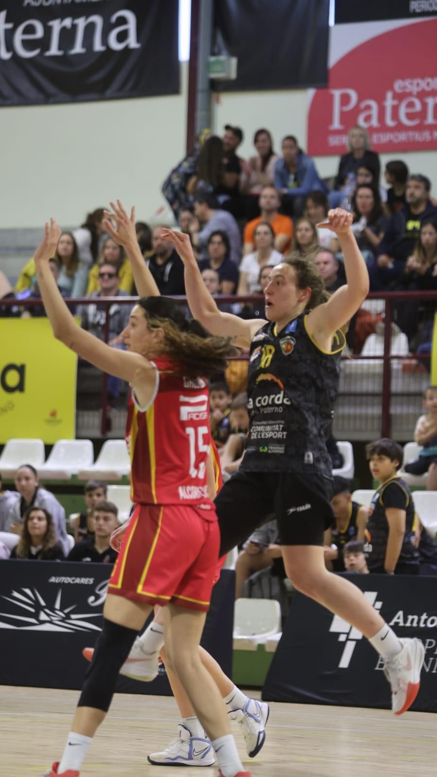 Las mejores imágenes de la celebración del triunfo de la Cordà de Paterna que da acceso al playoff de ascenso