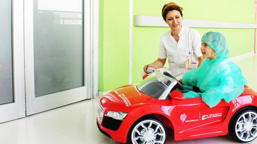 Coches teledirigidos para trasladar a los niños ingresados en el Hospital de Torrevieja