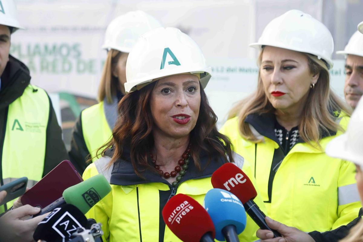 Visita de las consejeras de Fomento, Rocío Díaz, y de Economía, Carolina España, a las obras del metro de Málaga en Eugenio Gross