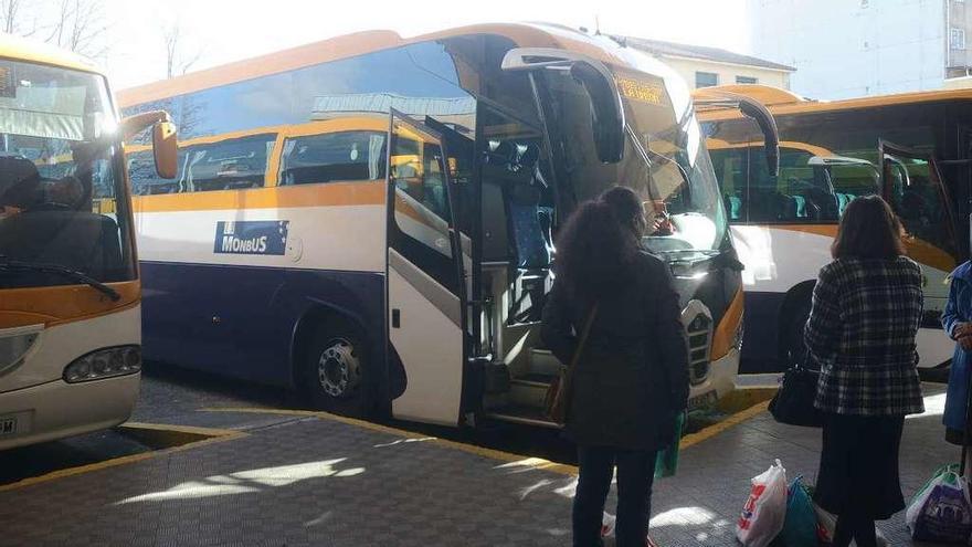 Varios autocares de Monbus en una estación de autobuses gallega.
