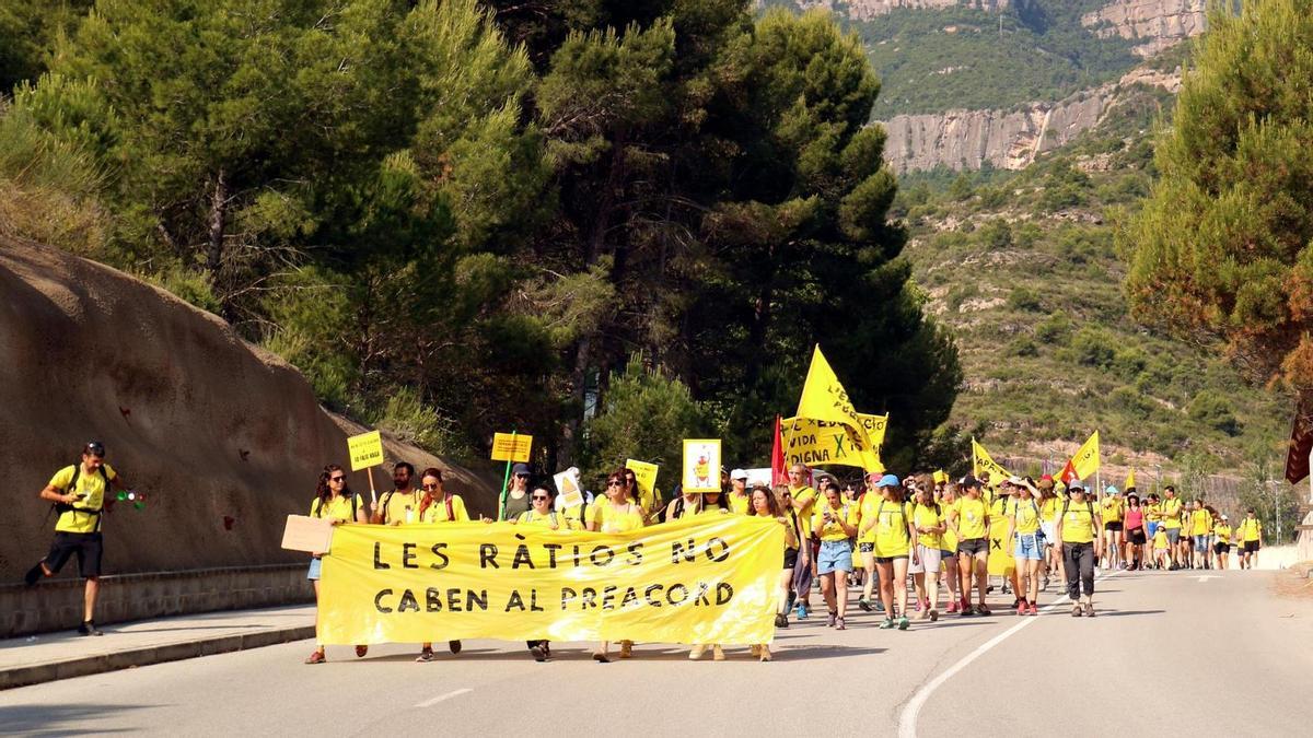 Un centenar de docents fan una marxa a peu fins a Montserrat