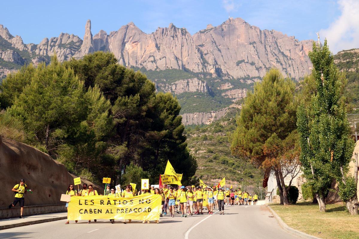 Un centenar de docents fan una marxa a peu fins a Montserrat per mostrar el seu rebuig al preacord d'Educació