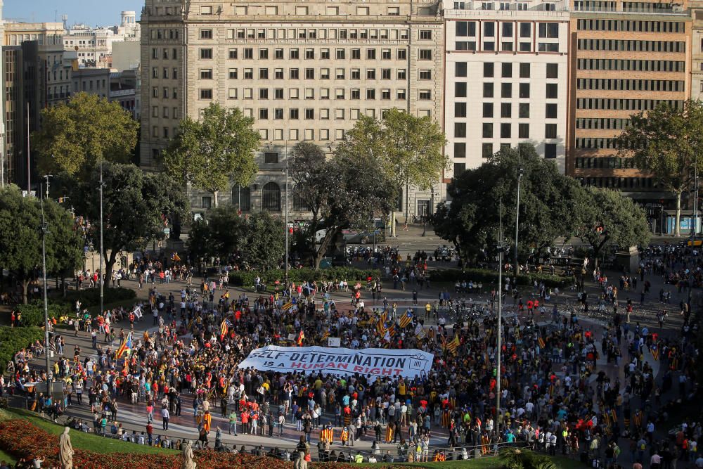 Milers de persones reivindiquen el mandat de l''1 d''octubre al centre de Barcelona