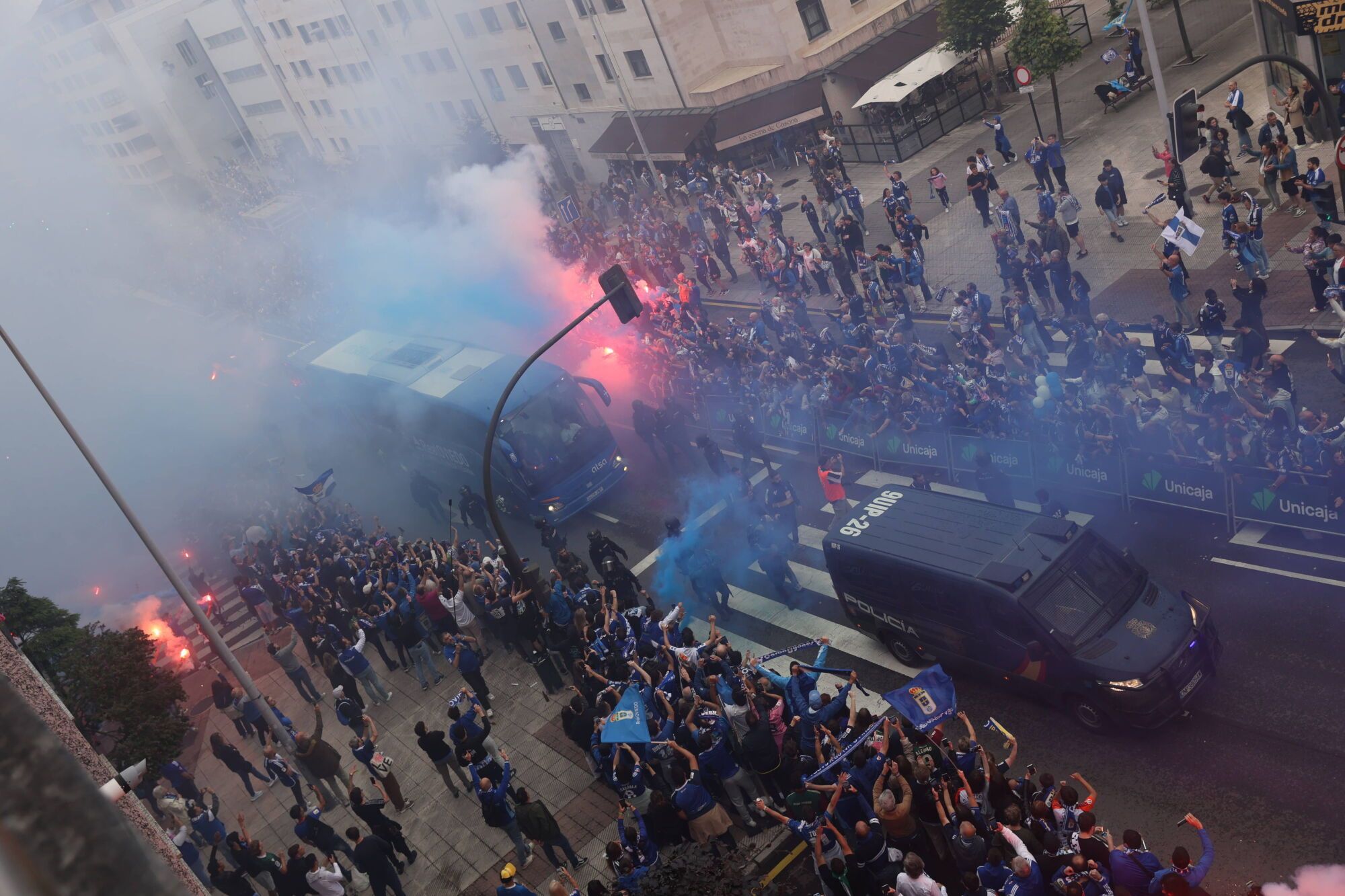 Así fue el recibimiento de la afición al Real Oviedo y toda la previa del último partido de la temporada
