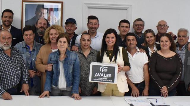 En el centro, Nidia Arévalo, entrega los avales para presentarse candidata a la presidencia del PP de Mos. | D.P.