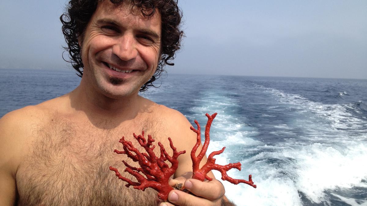 Rafel Callol mostra un peu de corall a la seva barca