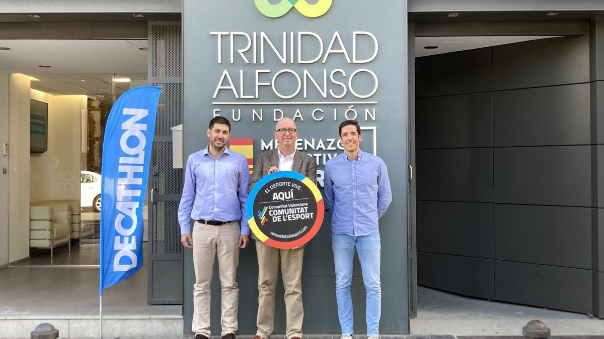 Carlos Aguiló (director regional de Decathlon en la Comunitat Valenciana), Juan Miguel Gómez (director de la Fundación Trinidad Alfonso) y Juan José Uzquiano (director de Decathlon Alfafar).