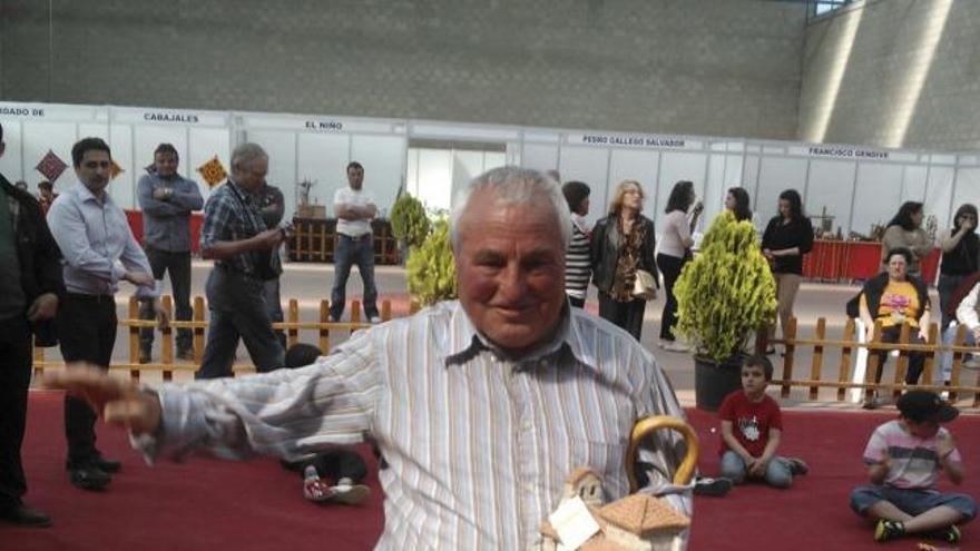 Manuel Refoyo con el trofeo al mejor ganadero de raza castellana.