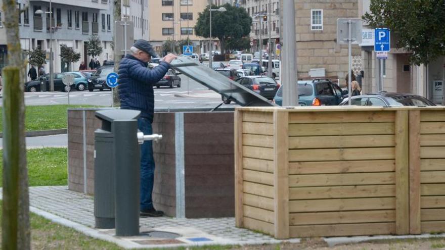 Un vecino abre un compostero instalado en la calle Eduardo Pondal