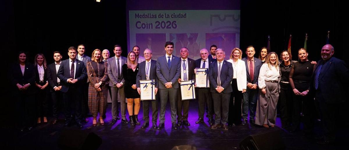 Foto de familia tras la entrega de las Medallas de la Ciudad de Coín 2026.