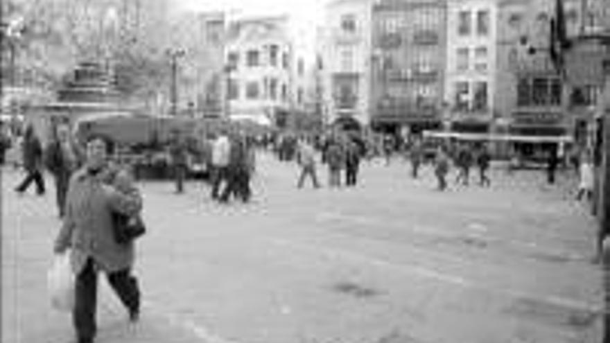 Los taxistas reclaman acceso a la plaza los martes de mercado