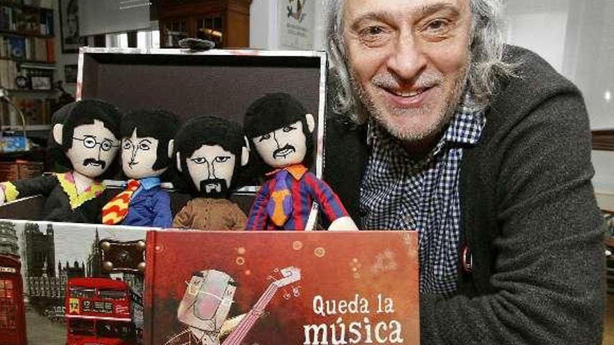 Teijeiro, con su libro y unos muñecos de los Beatles. // Jorge Santomé