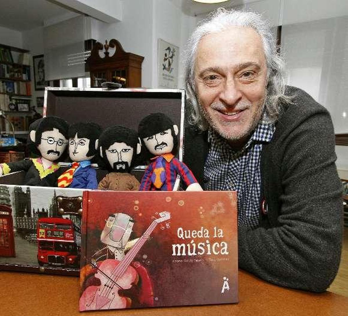 Teijeiro, con su libro y unos muñecos de los Beatles. // Jorge Santomé