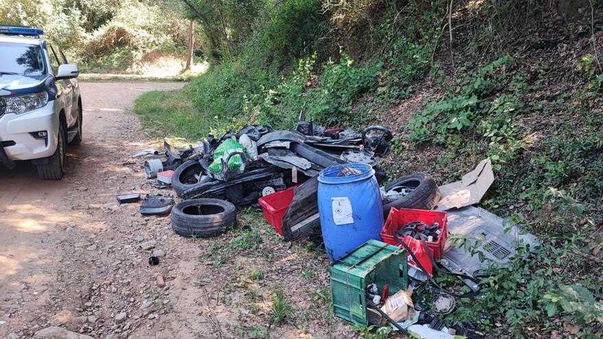 Denuncien els autors d&#039;un abocament il·legal enmig del bosc a Bescanó