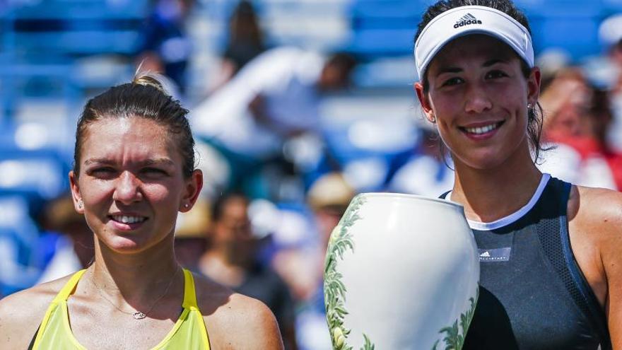 Muguruza, con el trofeo junto a Halep.