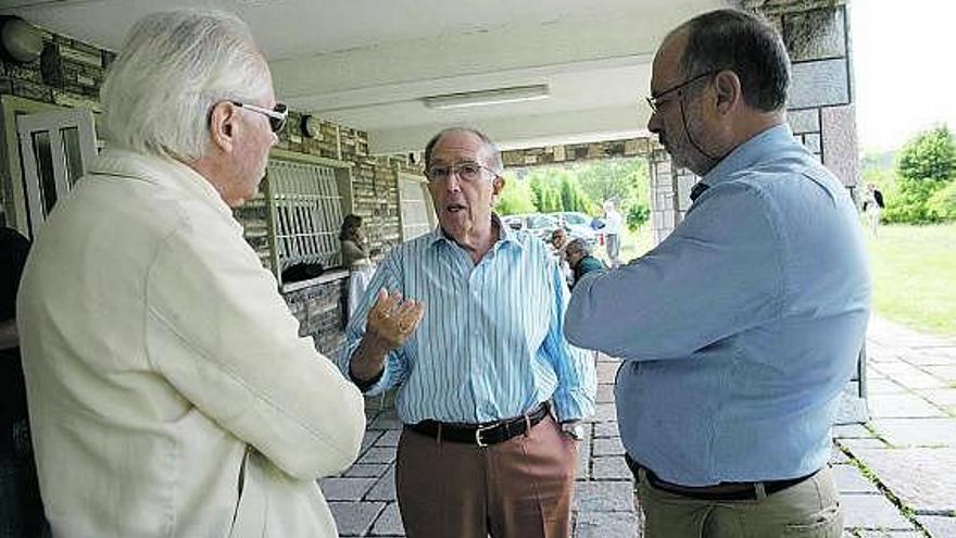 Carmelo Lisón, Marcelino Oreja y Emilio de Diego, ayer, en La Granda.