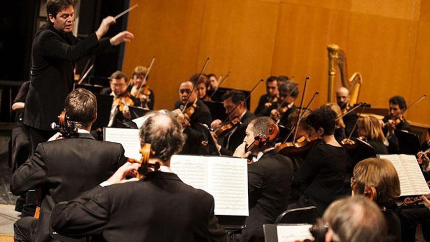 Hernández-Silva, dirigiendo un concierto reciente de la Filarmónica de Málaga.