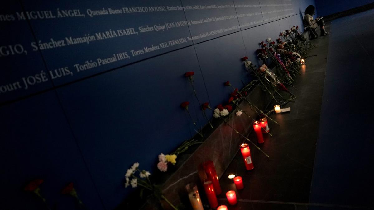 Velas y flores en el Memorial en homenaje a las víctimas del 11M en la estación de Atocha.