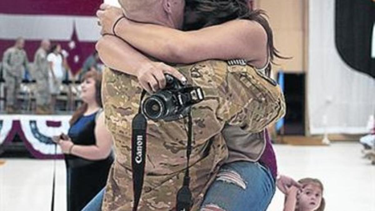 Un marine con su mujer al llegar de Afganistán.