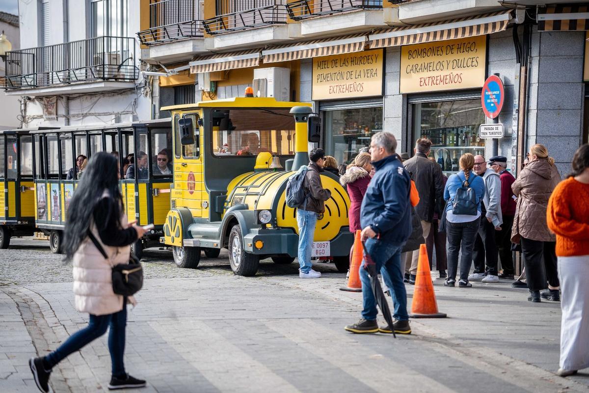 Turistas visitando los monumentos extremeños.