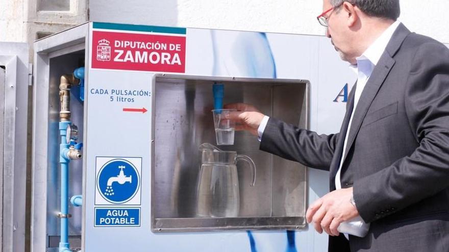 Una persona toma agua de una planta potabilizadora portátil que se instaló de forma provisional en Gallegos del Pan. | Foto L. O. Z.