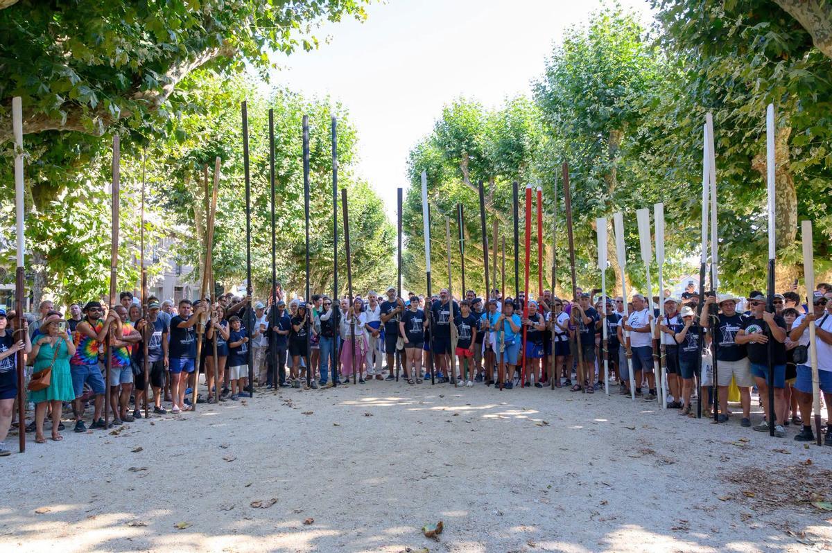 Os participantes na Inchadiña Branca Vela, cos remos en alto no Paseo do Espolón.