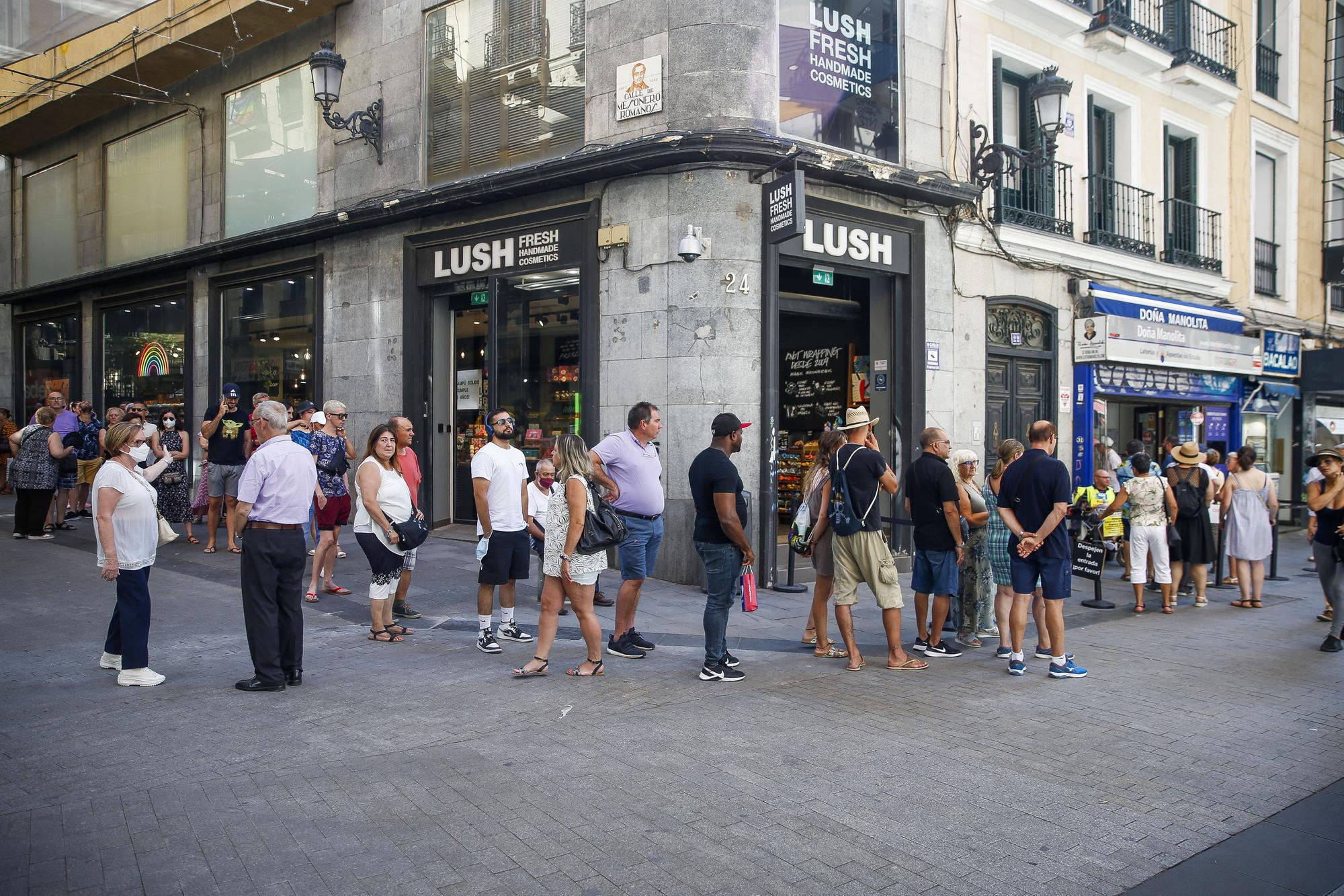 Colas en agosto para comprar la lotería de Navidad en Doña Manolita