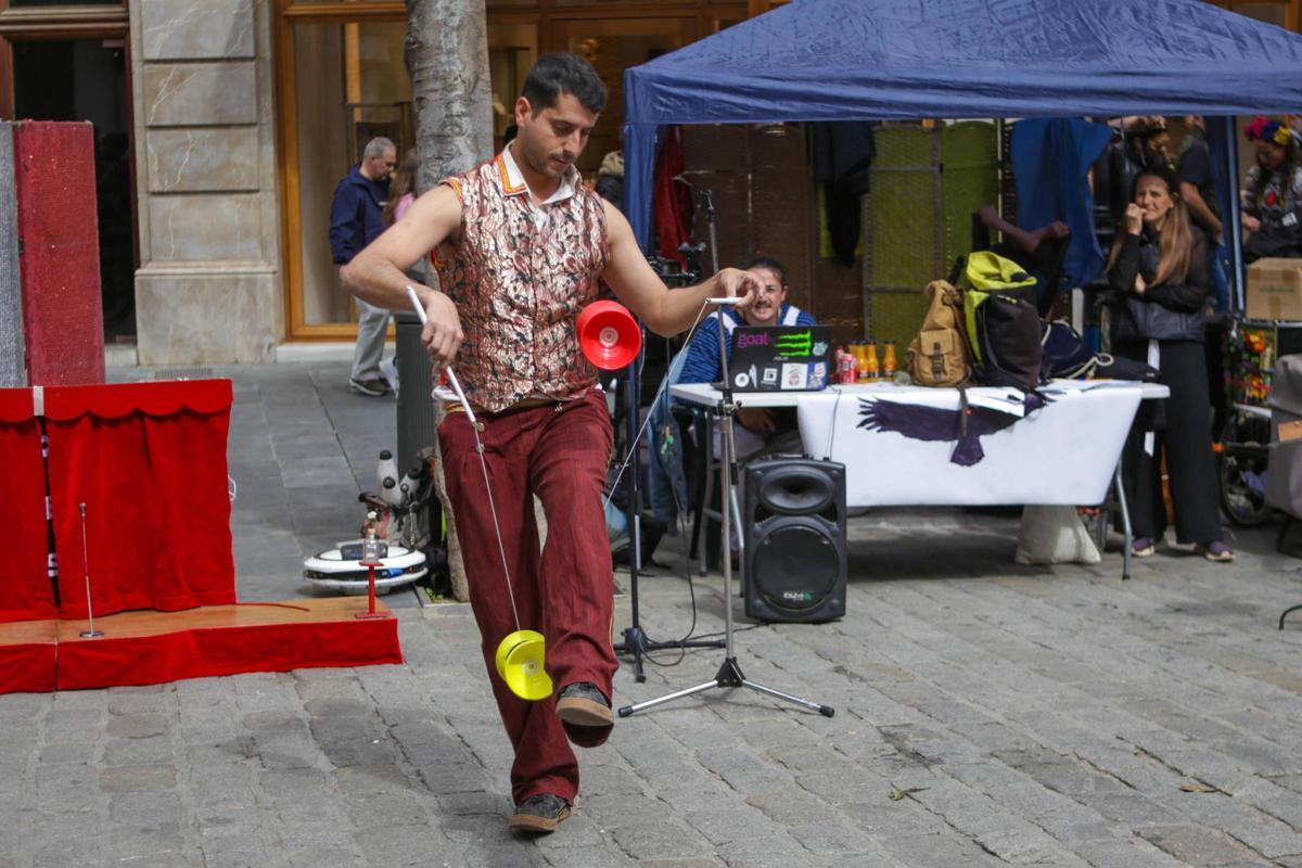 Un artista callejero en un acto reivindicativo en la plaza de Cort.