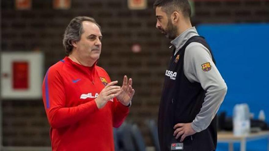 Alfred Julbe, parlant amb Juan Carlos Navarro durant l&#039;entrenament d&#039;ahir del Barça.