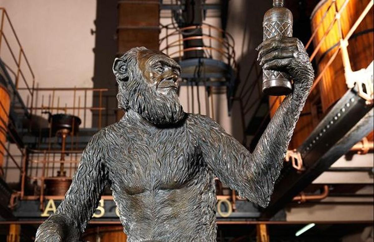 L’escultura del ’mono’, a la fàbrica de Badalona. L’escultura del ’mono’, a la fàbrica de Badalona.